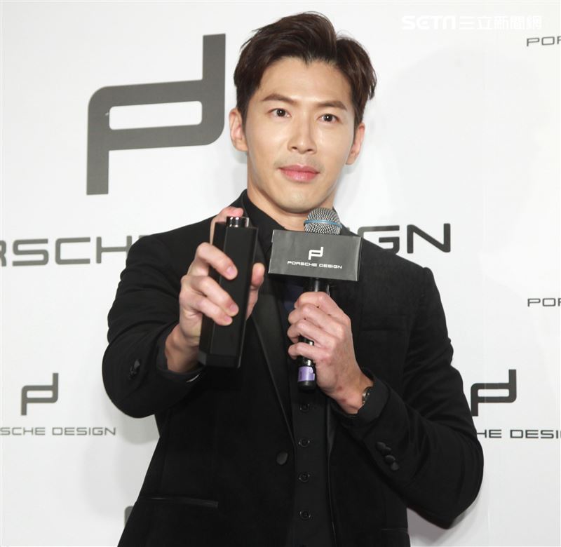 黃少祺帥氣扮演香水偷心者抓住另一半的心。（記者邱榮吉/攝影）