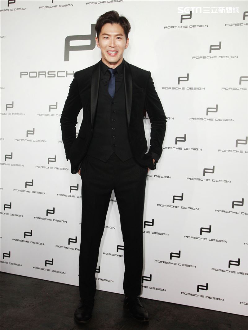 黃少祺帥氣扮演香水偷心者抓住另一半的心。（記者邱榮吉/攝影）