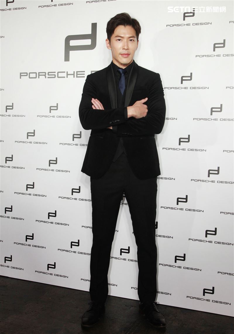 黃少祺帥氣扮演香水偷心者抓住另一半的心。（記者邱榮吉/攝影）