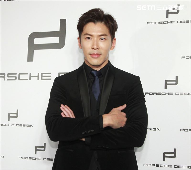 黃少祺帥氣扮演香水偷心者抓住另一半的心。（記者邱榮吉/攝影）