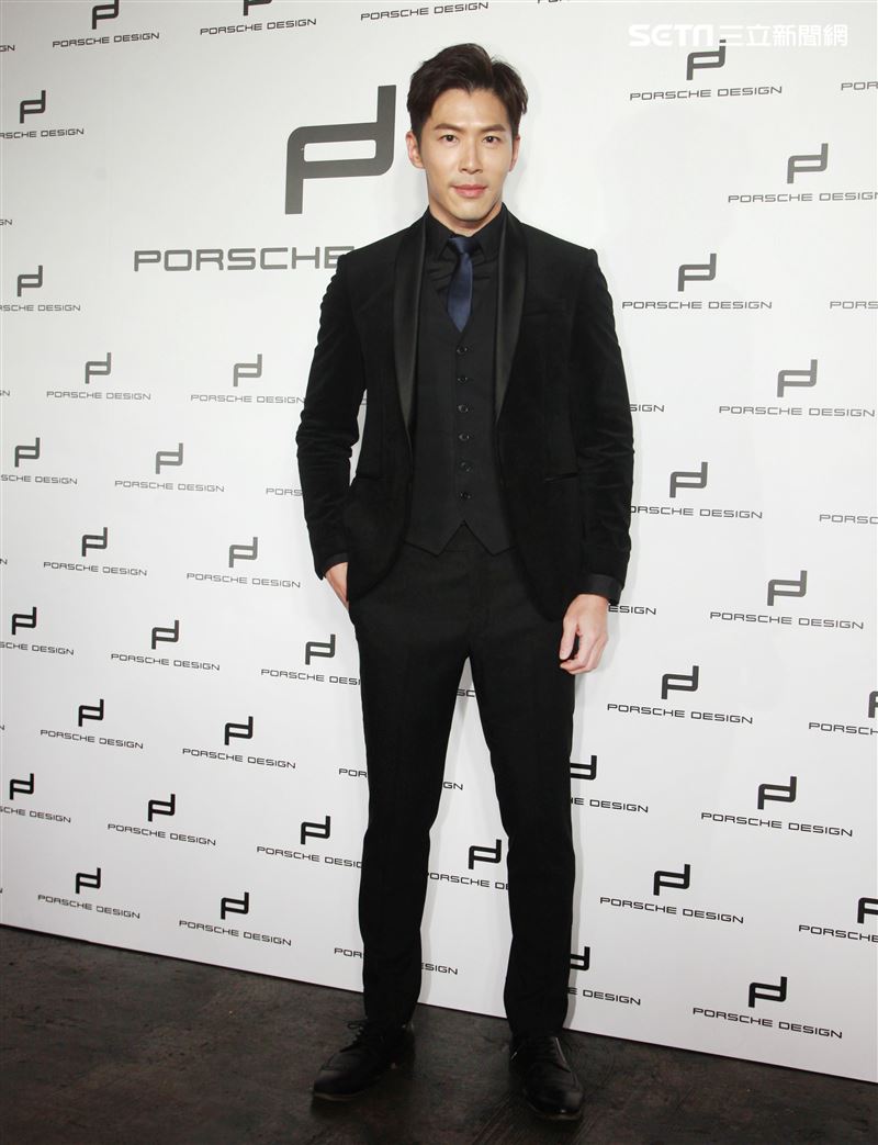 黃少祺帥氣扮演香水偷心者抓住另一半的心。（記者邱榮吉/攝影）