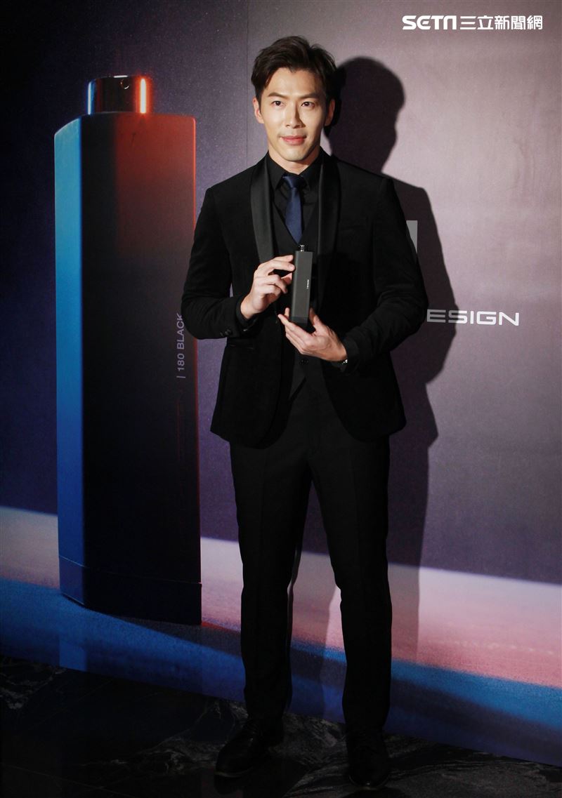 黃少祺帥氣扮演香水偷心者抓住另一半的心。（記者邱榮吉/攝影）