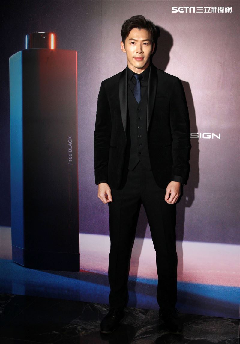 黃少祺帥氣扮演香水偷心者抓住另一半的心。（記者邱榮吉/攝影）