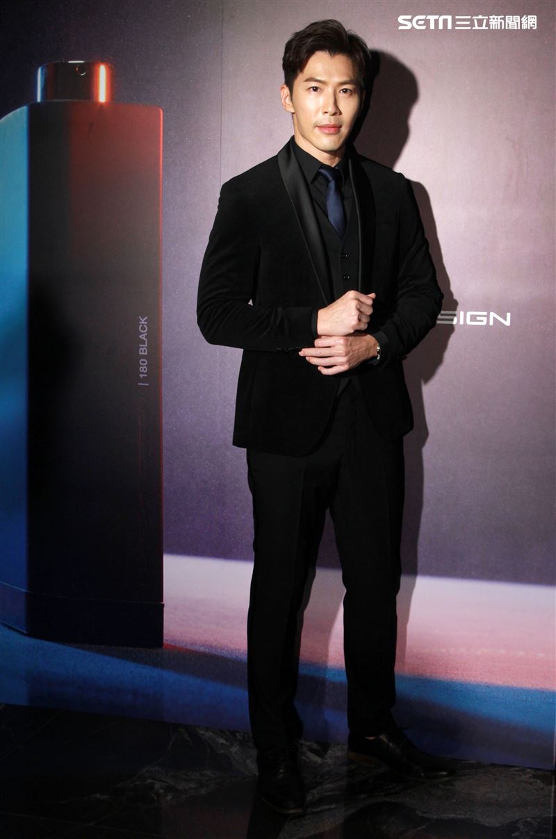 黃少祺帥氣扮演香水偷心者抓住另一半的心。（記者邱榮吉/攝影）