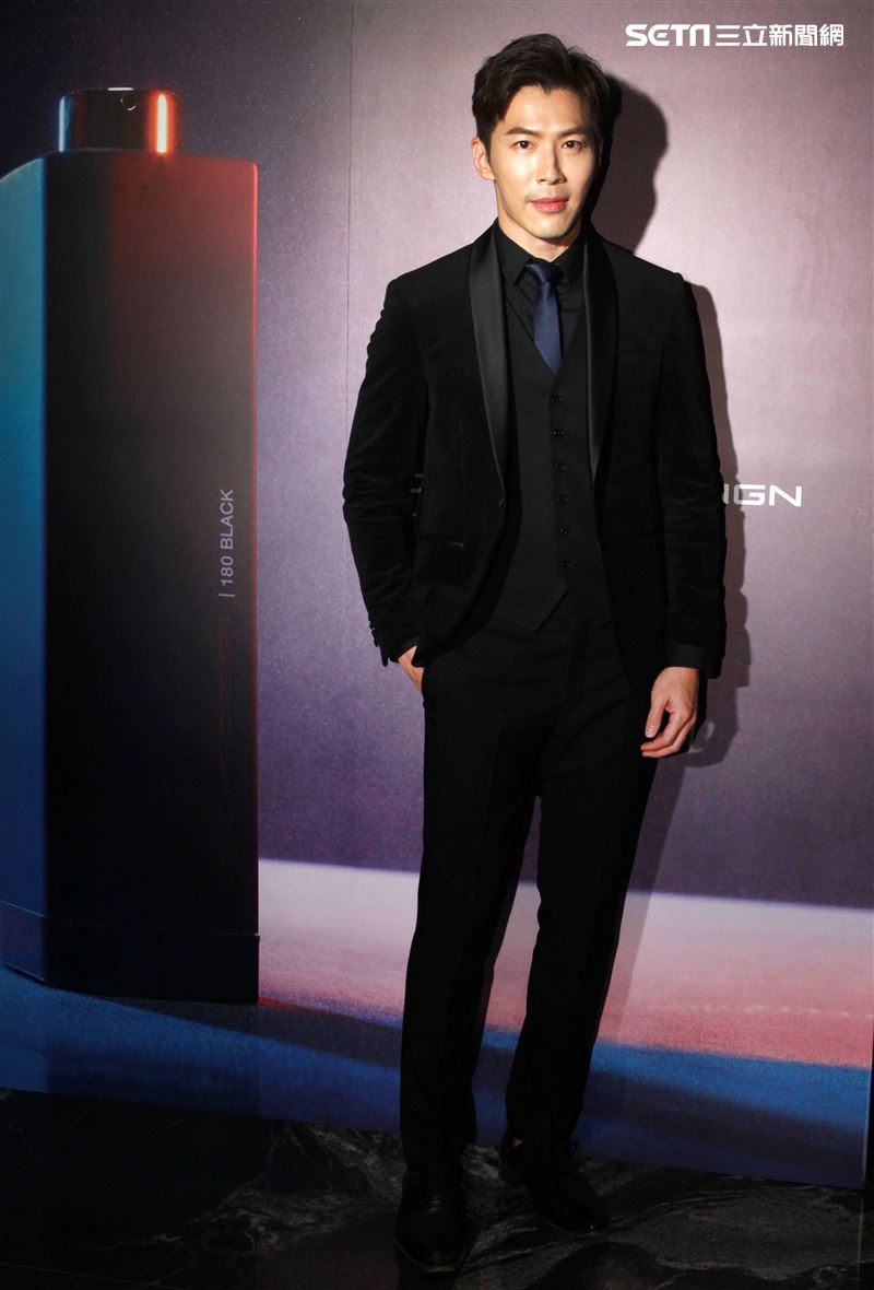 黃少祺帥氣扮演香水偷心者抓住另一半的心。（記者邱榮吉/攝影）