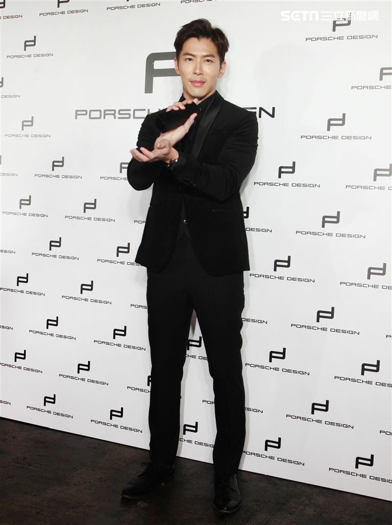 黃少祺帥氣扮演香水偷心者抓住另一半的心。（記者邱榮吉/攝影）