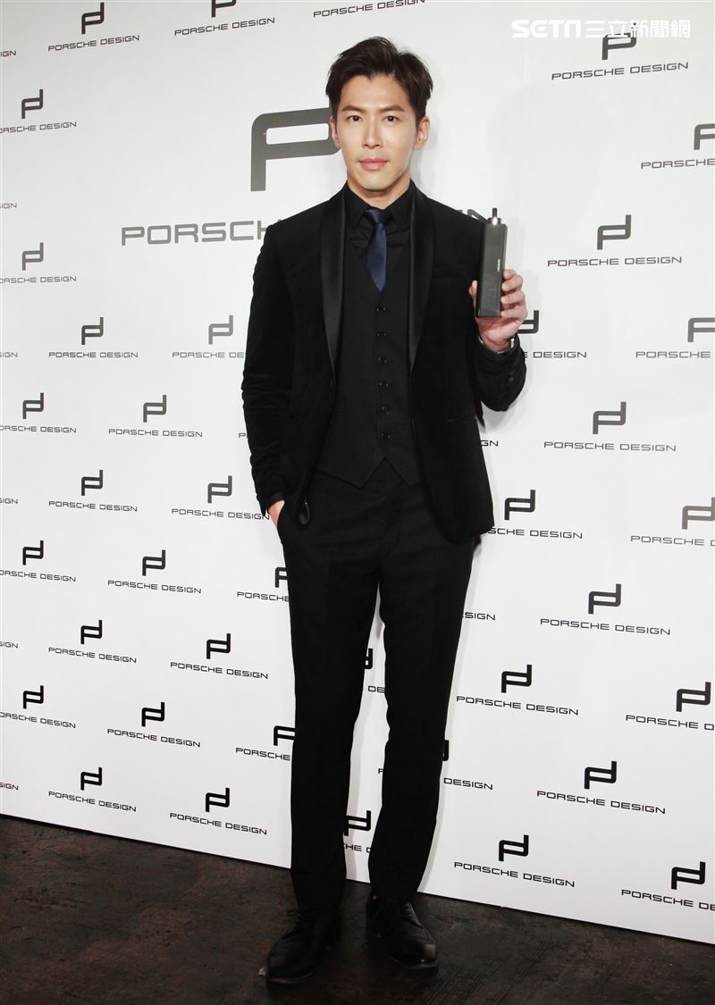 黃少祺帥氣扮演香水偷心者抓住另一半的心。（記者邱榮吉/攝影）