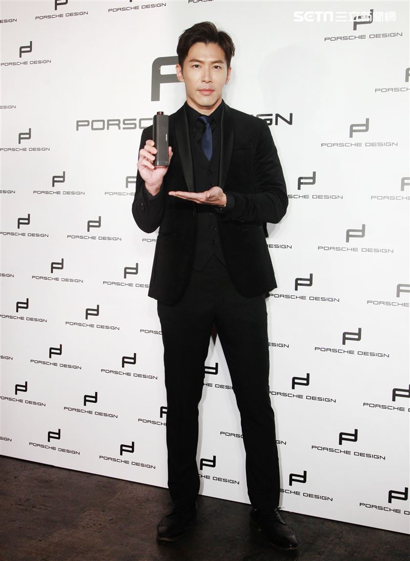 黃少祺帥氣扮演香水偷心者抓住另一半的心。（記者邱榮吉/攝影）