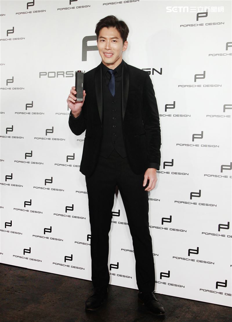 黃少祺帥氣扮演香水偷心者抓住另一半的心。（記者邱榮吉/攝影）