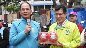 民進黨中央護國保台助選團長游錫堃（前左）28日到新北市為黨籍立委參選人羅致政（前右）助選，特地送上達摩不倒翁表示，「羅致政就像這尊不倒翁一樣，一定能在板橋屹立不搖。」(中央社）