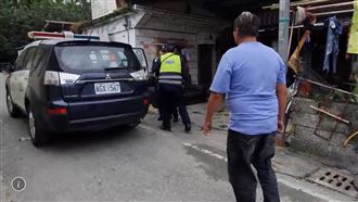 暴力女酒後痛揍母　父持鐵條欲教訓！