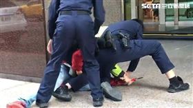 台北市伍姓男子在東森大樓持刀揮舞遭強制送醫治療（翻攝畫面）