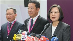 總統回應民調問題總統蔡英文（右）、金管會主委顧立雄（中）等人29日上午出席2019台北金融科技展開幕典禮，對於民調問題，蔡總統受訪表示，民調好的時候，我們要全力衝刺，更要強化作為；民調不好時，我們就要深自檢討。中央社記者謝佳璋攝　108年11月29日