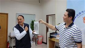 挺韓活動惹議　高市警：如屬實將依規定懲處挺韓社團12月2日舉辦授旗活動，高雄市警局防治科陳姓股長在LINE發出通知單。市警局防治科長翁榮華（左）29日說明指出，得知後立即指示不宜介入政治活動，並調查違反行政中立情形，如有屬實將依規定懲處。中央社記者陳朝福攝　108年11月29日