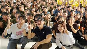 電影《我的靈魂是愛做的》導演陳敏郎、演員邱志宇29日重返拍攝地台中青年高中宣傳造勢。海鵬影業提供