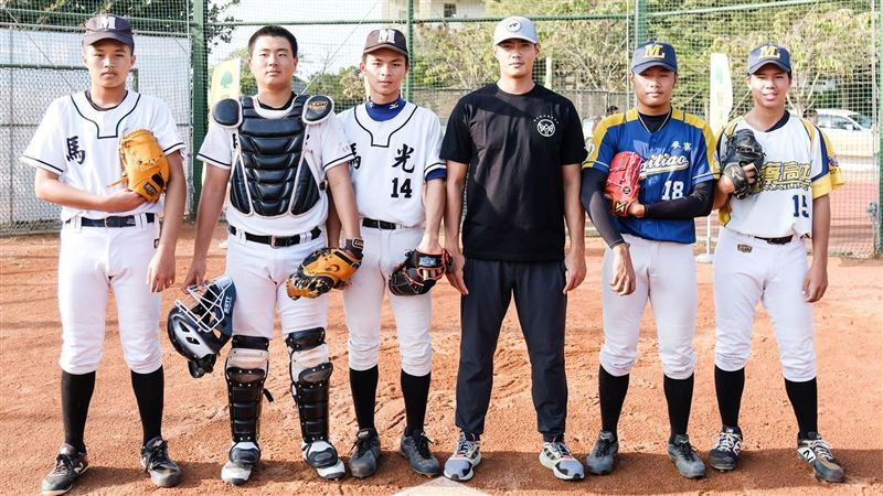 美職／陳偉殷回饋偏鄉　指導少棒選手
