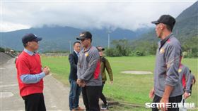 ▲中信兄弟投手黃恩賜（中）與王鴻程向前輩郭源治致意。（圖／記者蕭保祥攝影）