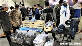 球迷賽前紛搶購富邦勇士週邊商品。（圖／記者劉家維攝影）