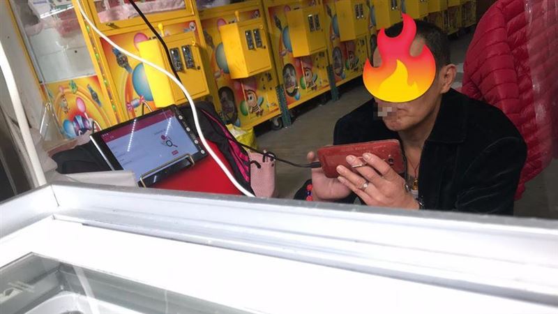 阿伯借充電「打手遊1小時」趕不走