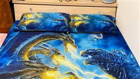 他生日女友送「哥吉拉床包」！網一看全臉紅：暗示超明顯（圖／翻攝自爆廢公社）