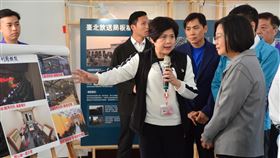 蔡總統參訪板橋放送所聽取簡報（2）總統蔡英文（前右）29日參訪板橋放送所，新北市府文化局主任秘書翁玉琴（前右2）向蔡總統簡報，並爭取文化資產修復等經費。中央社記者黃旭昇新北攝　108年11月29日