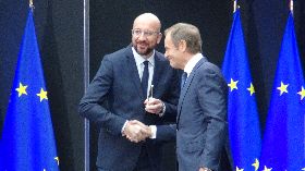 新舊歐洲理事會主席交接 信物是小搖鈴