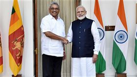 莫迪與來訪的斯里蘭卡總統握手印度總理莫迪（右）29日在新德里與來訪的斯里蘭卡總統戈塔巴耶‧拉賈帕克薩會談，兩人在會談前握手。（印度總理辦公室提供）中央社記者康世人新德里傳真  108年11月29日