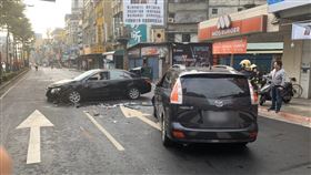 新北,三重,車禍,分隔島,翻覆（圖／翻攝畫面）