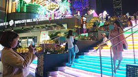 統一時代百貨點燈　打造賭城風情統一時代百貨台北店今年以美國Las Vegas為主題城市，營造不同風情的耶誕驚喜，路人經過都忍不住停留拍照。中央社記者潘姿羽攝　108年11月30日