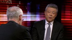 中國駐英國大使劉曉明（右）日前接受英國廣播公司（BBC）專訪時稱，中國沒有政治犯。（圖／翻攝自BBC官網）