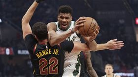 ▲『字母哥』33分12籃板，公鹿打出10連勝。（圖／美聯社／達志影像）