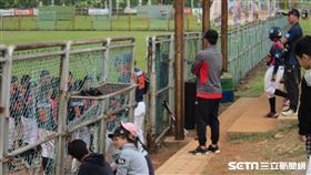 ▲潘耀傑在關懷盃監場，得知道到桃猿釋出。（圖／記者蕭保祥攝影）