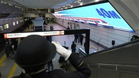 日本大阪地下鐵御堂筋線梅田站月台上，新設置一面長約40公尺、寬約4公尺的大型LED螢幕，長度相當於兩節電車車廂。（圖／中央社／共同社）