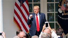 華爾街日報報導引述參與經濟決策的中國官員強調，美中貿易談判仍按計劃進行，只要美國總統川普（中）未將香港人權與民主法案的措施付諸實施，北京方面仍有很強的動機推進貿易協議。（圖取自facebook.com/WhiteHouse）
