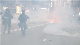 反送中維園集會  港警狂射催淚彈清場香港反送中支持者2日下午的維多利亞公園集會遭警方否決，但仍有大批示威者到場。圖為港警下午4時後狂發催淚彈清場，現場煙霧瀰漫。中央社記者張謙香港攝　108年11月2日