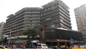 未符合現行耐震設計　南門市場遷建台北市公有南門市場在民國70年遷入現址，已營業38年，因發現未符合現行耐震設計規定，7日起暫停營業，原址重建新大樓，攤商預計民國111年10月遷回。圖為南門市場外觀。中央社記者張皓安攝　108年10月6日