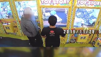 干擾娃娃機遭告詐欺　2男持雷射取物