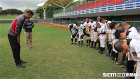 ▲王鴻程與沖繩安岡中學上關懷盃棒球教室。（圖／記者蕭保祥攝影）