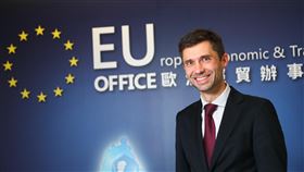 台灣是不可或缺夥伴　歐盟代表盼提升實質關係9月正式接任歐盟駐台代表的高哲夫表示，台灣是國際社會不可或缺的夥伴，談到駐台4年的工作目標，高哲夫接受中央社專訪時提出3大優先任務，包括提升歐盟在台灣的能見度；促進台歐之間的連結，提升不同階層的實質關係，以及鼓勵更多台商到歐洲投資。中央社記者王騰毅攝　108年11月30日