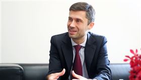 主動爭取駐台　歐盟代表：台灣就像家一樣主動爭取來台的新任歐盟駐台代表高哲夫日前接受中央社專訪表示，台灣生活品質好、人民又親切，來台之後，他發現台、歐共享民主、自由等價值，讓他覺得「台灣就像家一樣」。中央社記者王騰毅攝　108年11月30日