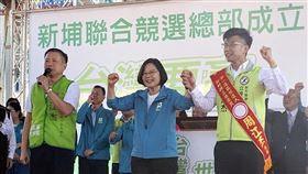 蔡總統赴新竹　為周江杰助選站台總統蔡英文（前中）30日到新竹縣為民進黨竹縣第1選區立委參選人周江杰（前右）站台造勢，攜手高呼「凍蒜」等口號，籲請選民全力支持。中央社記者郭宣(文三)攝　108年11月30日