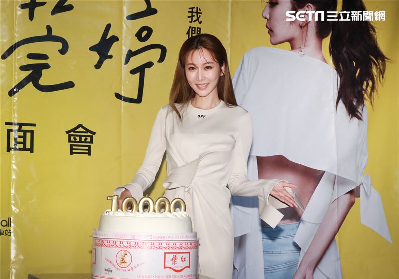 曾莞婷新書慶功簽名會在書中分享出道20多年來的心路歷程。（記者邱榮吉/攝影）