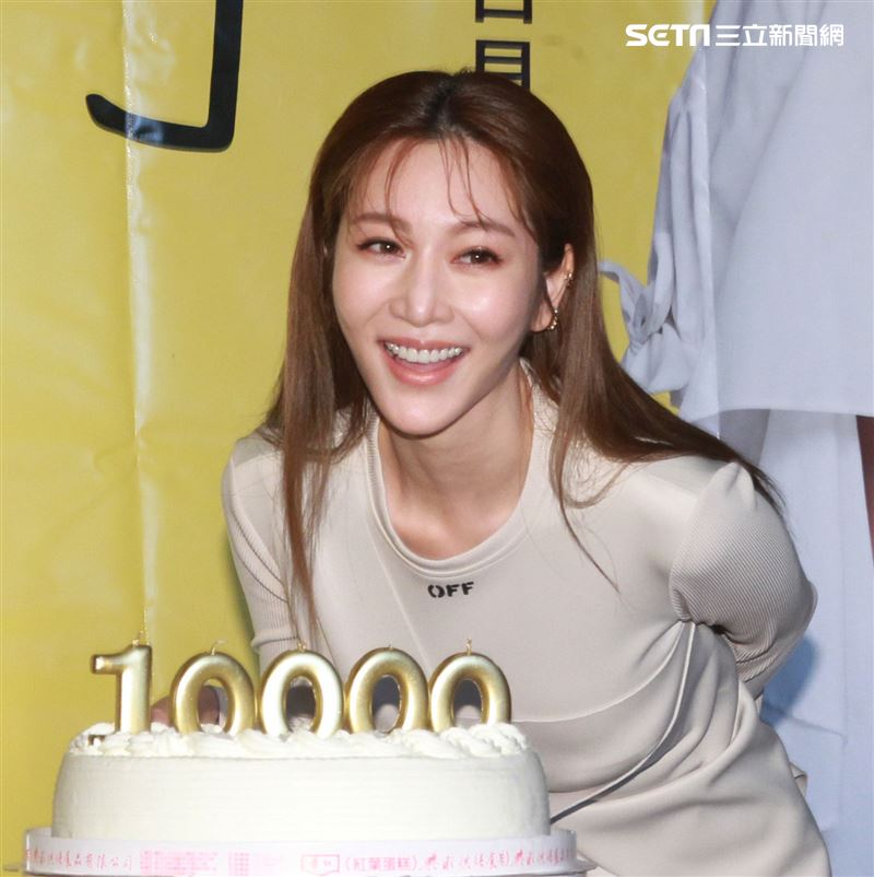 曾莞婷新書慶功簽名會在書中分享出道20多年來的心路歷程。（記者邱榮吉/攝影）