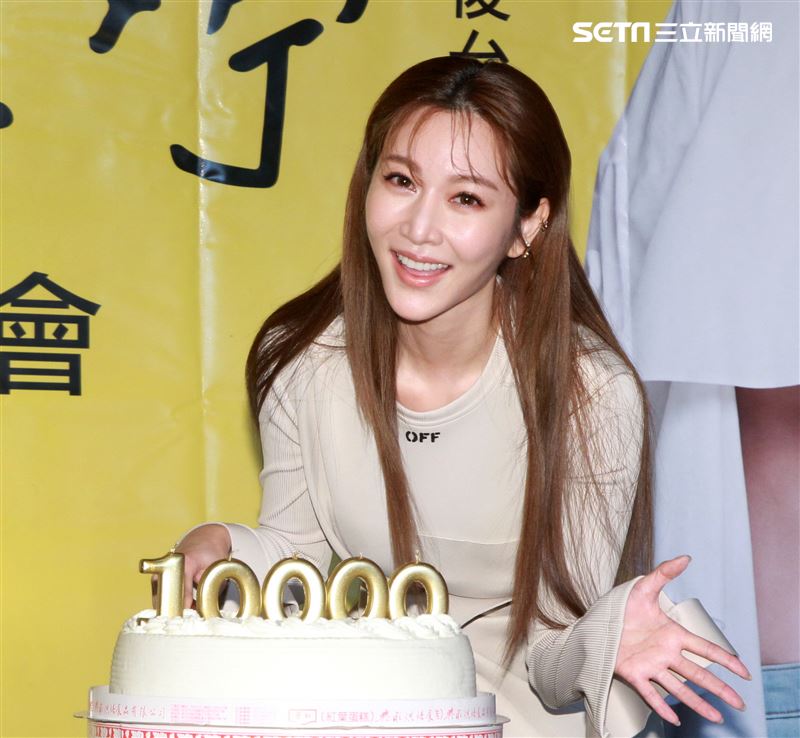 曾莞婷新書慶功簽名會在書中分享出道20多年來的心路歷程。（記者邱榮吉/攝影）