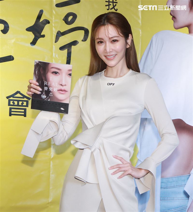 曾莞婷新書慶功簽名會在書中分享出道20多年來的心路歷程。（記者邱榮吉/攝影）