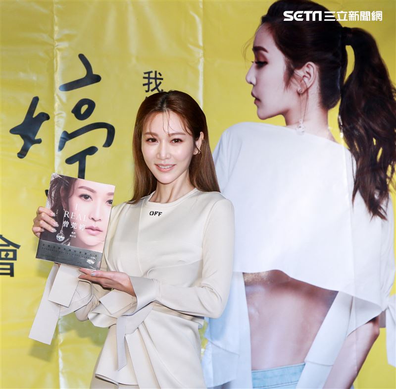 曾莞婷新書慶功簽名會在書中分享出道20多年來的心路歷程。（記者邱榮吉/攝影）