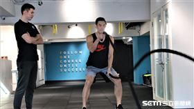 呂政儒訓練時呂承樺也在一旁提點。（圖／記者劉家維攝影）