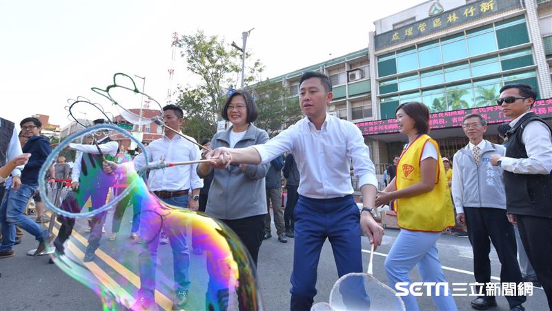 這才是庶民總統！蔡英文上街陪小孩玩
