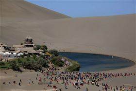 中國大陸，甘肅敦煌「鳴沙山」。（圖／翻攝自華新社）