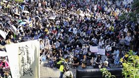 香港一批中學生和銀髮族30日一同集會，表明抗爭路上大家團結。（共同社提供）